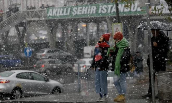 BUG�N YA�MUR GE���LER� OLACAK<br>  Yap�lan a��klamada, "R�zgar�n g�neyli y�nlerden (Ke�i�leme ve K�ble) kuvvetlenerek aral�klarla f�rt�na �eklinde (30?65 km/s) esmesi beraberinde aral�kl� sa�anak ya�mur ge�i�lerinin ya�anmas� beklenirken s�cakl�klar�n 15�C?ler civar�nda seyredece�i tahmin edilmektedir." ifadelerine yer verildi.