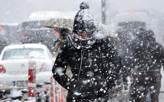 AKOM �stanbul i�in kar alarm� verdi. Payla��lan haftal�k hava tahmin raporunda pazartesi ve sal� g�nleri i�in kar ya���� uyar�s�nda bulunuldu. Kar ya����yla birlikte s�cakl�klar�n da 1 dereceye d��ece�i bildirildi. ��te detaylar...