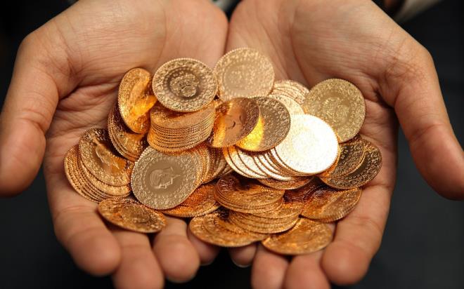 D�nya piyasalar�, haftada 2 ton alarak merkez bankalar�n� geride b�rakan kripto �irketi Tether'i konu�uyor. �irket 140 ton alt�n varl���na ula�t� ve bu birikimi �svi�re'de eski bir n�kleer s���nakta tutmaya ba�lad�.