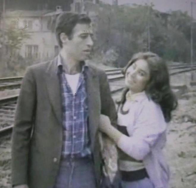 '�nek �aban', '�yi Aile �ocu�u' ve 'Dokunmay�n �aban�ma' gibi Ye�il�am filmlerindeki rolleriyle tan�nan oyuncu Saadet G�rses, son haliyle sevenlerini korkuttu. Y�llard�r ekrandan uzak bir hayat s�rd�ren Saadet G�rses, kendisine sessiz sedas�z bir hayat kurmu�tu.