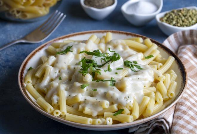 1. Kan �ekerini Dengeler (Glisemik �ndeks Kontrol�)<p>    Makarna, h�zl� sindirilen bir karbonhidratt�r ve kan �ekerini aniden y�kseltebilir. Yo�urttaki protein ve sa�l�kl� ya�lar, makarnadaki �eker emilimini yava�lat�r. Bu sayede yemekten sonra gelen o ani a��rl�k ��kmesi ve uyku halini ya�amazs�n�z.