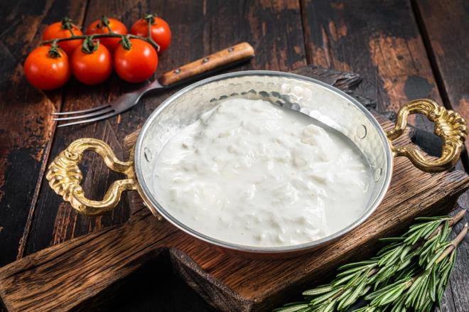 3. Sindirimi Kolayla�t�r�r (Probiyotik G�c�)<p>    �zellikle beyaz undan yap�lan makarnalar bazen �i�kinlik yapabilir. Yo�urdun i�indeki canl� laktobasiller (probiyotikler), sindirim sistemini d�zenleyerek makarnan�n sindirilmesine yard�mc� olur ve ba��rsak floras�n� korur