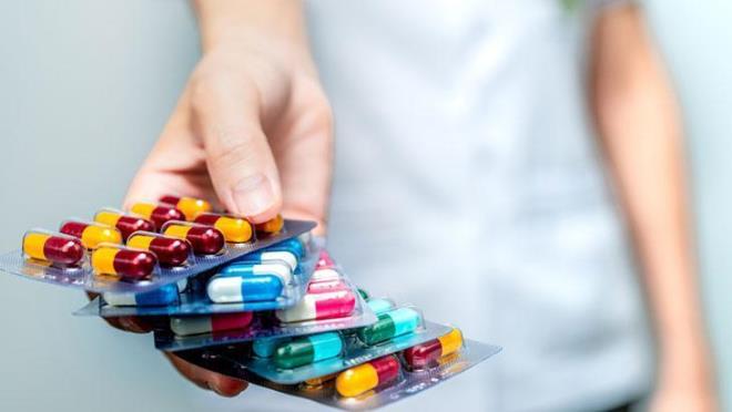 Artan �l�m riskine yol a��yor<p>    Antibiyotik direnci, bakterilerin bu ila�lara kar�� etkisiz hale gelmesiyle ortaya ��kan �nemli bir sa�l�k sorunu. Bu durumun ?sessiz pandemi? olarak adland�r�ld���n� a��klayan Enfeksiyon Hastal�klar� Uzman� Prof. Dr. Ayta� �etinkaya, ?Bu sessiz pandemi, COVID-19 gibi ani salg�nlar kadar g�r�n�r olmasa da etkileri yava�, sinsi ve s�reklidir. Diren� kazanm�� bu bakteriler seyahat, g�da ve �evre yoluyla t�m d�nyaya yay�l�r. Diren�li enfeksiyonlar ise daha uzun hastane yat��lar�na, daha maliyetli tedavilere ve artan �l�m riskine yol a�ar. Antibiyotikler ate� d���r�c� ya da a�r� kesici de�ildir, bu nedenle her enfeksiyonda i�e yaramaz. Gereksiz kullan�mlar bug�n fayda sa�lamad��� gibi, yar�n geli�en diren� nedeniyle daha ciddi bir hastal�kta ki�inin tedavisiz kalmas�na da yol a�abilir? dedi.