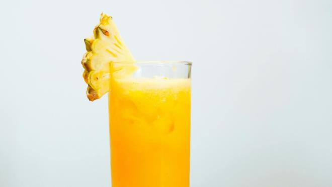 <p><strong>3. Ba����kl�k sistemini g��lendirebilir</strong></p><p>🍍C vitamini bak�m�ndan zengin olan ananas, ba����kl�k sisteminin normal i�leyi�ini destekler. Yap�lan baz� �al��malar, d�zenli ananas t�ketiminin enfeksiyon riskini azaltabilece�ini ya da hastal�k s�resini k�saltabilece�ini g�stermektedir.</p><p>🍍Ayr�ca manganez ve bromelain i�eri�iyle de ba����kl�k fonksiyonlar�na katk� sa�layabilir.</p>