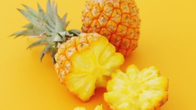 <p><strong>ANANAS SA�LI�A FAYDALI MI?</strong></p><p>🍍Ananas, yeterince �n planda olmasa da sa�l�k a��s�ndan olduk�a de�erli bir meyvedir ve s�per meyve olarak kabul edilebilir. Spor diyetisyeni Roxana Ehsani'ye g�re ananas, <strong><span>g��l� bir C vitamini kayna��d�r, v�cudun su ihtiyac�n� destekler ve ferahlat�c� bir etkiye sahiptir.</span></strong> Ayr�ca ananasta bulunan bromelain enzimi, proteinlerin par�alanmas�na yard�mc� olarak <strong><span>sindirimi destekleyen �nemli bir bile�endir.</span></strong></p>