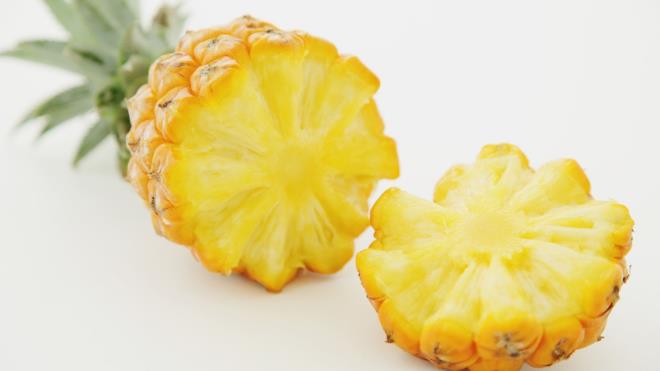 <p><strong>FAYDALARI SAYMAKLA B�TMEYEN TROP�KAL S�PER MEYVE</strong></p><p>🍍Diyetisyen ve klinik ara�t�rmac� Holiday Durham, PhD, MS, RD, ananas�n ister suyu s�k�larak, ister �zgara yap�larak, ister smoothie'lere eklenerek ya da �i� olarak t�ketilebilece�ini ve her haliyle besin de�eri y�ksek, �ok y�nl� bir tropikal <a href="/haberleri/meyve" class="tkktLnk" data-processed="true">meyve</a> oldu�unu vurguluyor.</p><p>🍍Food Research International dergisinde yay�mlanan ara�t�rmalara g�re <span>ananas; iltihap �nleyici �zelliklere sahip, g��l� antioksidan aktivite g�steren, sinir sistemi fonksiyonlar�n� destekleyen ve sa�l�kl� sindirime katk� sa�layan bir meyve olarak �ne ��k�yor.</span>�lgin� bir bilgiye de dikkat �eken Dr. Durham, ananas�n asl�nda tek bir meyve de�il, birbirine kayna�m�� bir meyve k�mesi oldu�unu belirtiyor.</p>