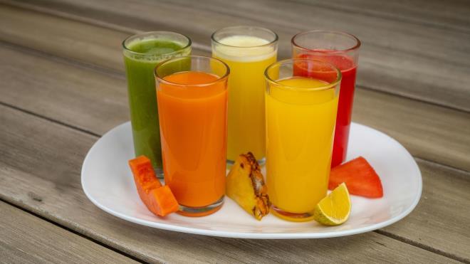 <p><strong>2. Kanser riskini azaltmaya yard�mc� olabilir</strong></p><p>🍍Ananas C vitamini, flavonoidler ve fenolik bile�ikler gibi g��l� antioksidanlar i�erir. Bu maddeler h�creleri serbest radikallerin zarar�na kar�� koruyabilir.</p><p>🍍Ara�t�rmalar, bromelainin baz� kanser t�rlerine kar�� potansiyel antikanser etkiler g�sterebilece�ini �ne s�rse de, mevcut bulgular�n b�y�k b�l�m� laboratuvar ve hayvan �al��malar�na dayanmaktad�r. Yine de ananas t�ketimi h�cre sa�l���n� destekleyici bir rol oynayabilir.</p>