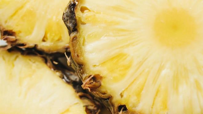 <p><strong>9. Doku ve yara iyile�mesini destekleyebilir</strong></p><p>🍍C vitamini, yara iyile�mesi i�in gerekli olan kolajen sentezinde �nemli rol oynar. Bromelainin ise iltihab� azaltarak �i�li�i hafifletebilece�i ve iyile�me s�recini destekleyebilece�i d���n�lmektedir.</p><p>🍍Ancak ananas, tek ba��na bir tedavi y�ntemi olarak g�r�lmemelidir.</p>