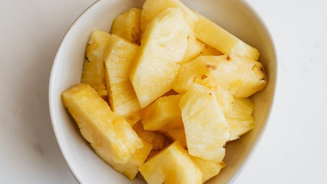 <p><strong>10. Kar�n ya�lar�n�n yak�m�na yard�mc� olabilir</strong></p><p>🍍D���k kalorili, lif ve su oran� y�ksek olan ananas, kilo kontrol� s�recinde destekleyici bir besindir. Tokluk hissini art�rarak a��r� yeme riskini azaltabilir.</p><p>🍍Bromelainin ya� sindirimi �zerindeki etkileri ara�t�r�lmakla birlikte, do�rudan ya� yak�m�na dair insanlarda g��l� kan�tlar hen�z s�n�rl�d�r.</p>