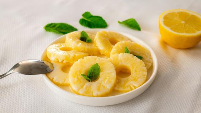 <p>Ananas�n<strong>"s�per besin"</strong> olarak de�erlendirilmesinin temelinde; y�ksek vitamin, enzim, antioksidan ve su i�eri�i yer al�yor. Bunun yan� s�ra ananas, d�nya genelinde ne�e, misafirperverlik ve dostlu�un sembol� olarak da kabul ediliyor.</p><p>🍍<strong><span style="background-color:rgb(240,255,255)">"Geleneksel bir sa�l�k faydas� olmasa da ananas, s�cakl�k ve misafirperverli�in g��l� bir simgesidir"</span></strong> diyen Dr. Durham, bu �zelli�iyle insanlar�n bir araya gelmesini te�vik etti�ini ve topluluk duygusunu g��lendirdi�ini ifade ediyor. Bu y�n�yle ananas�n, ruhsal a��dan da paha bi�ilmez bir de�er ta��d���na dikkat �ekiyor.</p>