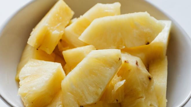 <p><strong>6. Artrit belirtilerini hafifletebilir</strong></p><p>🍍Baz� ara�t�rmalar, bromelainin osteoartrit ve romatoid artrit gibi eklem rahats�zl�klar�nda iltihap ve �i�li�i azaltabilece�ini g�stermektedir.</p><p>🍍�zellikle taze ve �i� ananas, bromelain a��s�ndan daha zengindir. Ancak bu etkinin netle�mesi i�in ileri d�zey �al��malara ihtiya� duyulmaktad�r.</p>