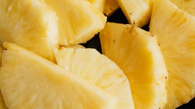 The Healthy'de yer alan uzmanlar, faydalar�ndan yararlanmak i�in ananas�n dengeli ve d�zenli �ekilde t�ketilmesini �neriyor. ��te cilt sa�l���n� destekleyen, kar�n ya�lar�n�n yak�m�na katk� sa�layan ananas�n bilinmeyen faydalar� ve do�ru t�ketim yollar�