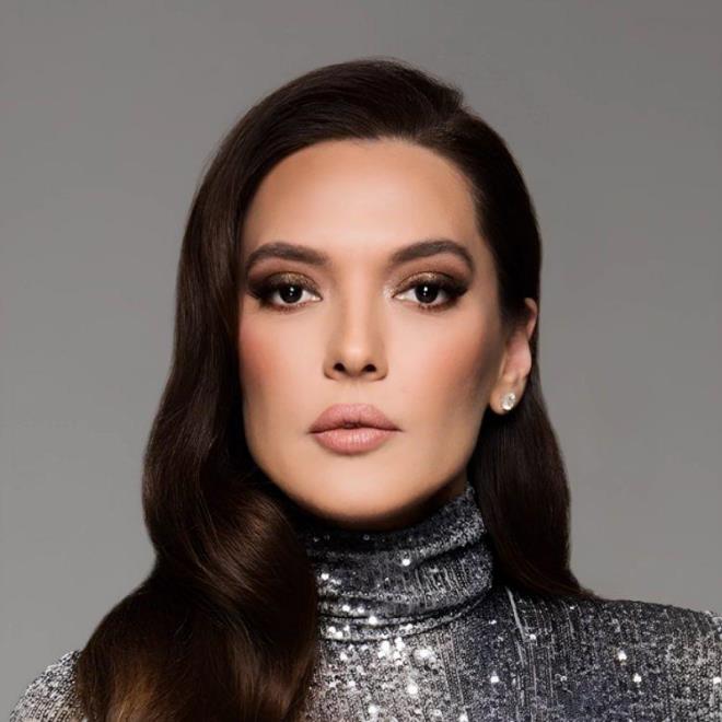 <strong>Sosyal medyay� en aktif kullanan �nl�lerden biri olan ve ge�ti�imiz g�nlerde Blok3 ile girdi�i polemik sonras� magazin g�ndeminden g�nlerce d��meyen �nl� �ark�c� Demet Akal�n, bir gecede 20 �nl� ismi takipten ��karak sosyal medya hesab�nda temizlik yapt�.</strong>