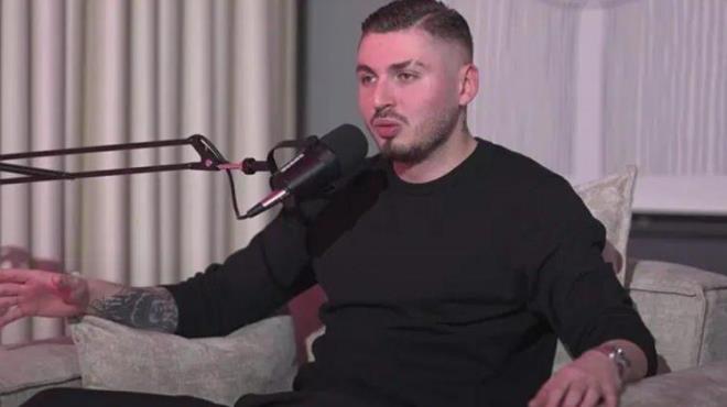 <span><strong>"ANNEANNEM YA�INDA" DEM��T�</strong></span>  <strong>Demet Akal�n'�n a��klamalar�nda sonra s�z hakk� do�an Blok3, <span><em>"Cevap vermek bana yak��maz ��nk� benim annemden b�y�k, anneannemle falan ayn� ya�ta. Yani yakalayamamas� normal. Konu�ulmak i�in mecbur bana laf atmak zorunda. Ben de ona istedi�i son bir primini vereyim. Ablam�n, teyzemin."</em></span> diyerek bir tart��man�n fitilini ate�lemi�ti.</strong>