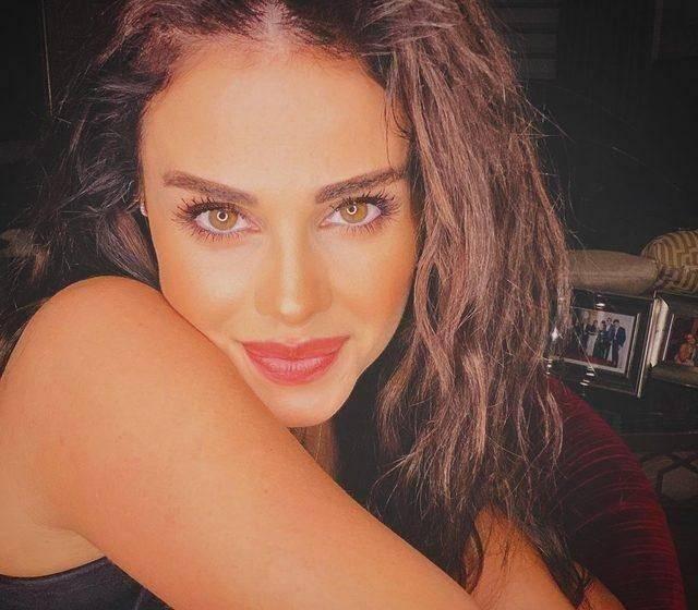 <p><span><strong>GELEN ELE�T�R�LERE "KEND�ME BAKIYORUM" D�YEREK YANIT VERM��T�</strong></span></p>    <p><strong>�nl� sanat��, daha �nce estetik ele�tirilerine �u s�zlerle yan�t vermi�ti:</strong></p>    <p><strong>"Kendime bak�yorum, bir kad�n�n zaten kendisine bakmas� gerekiyor.</strong></p>