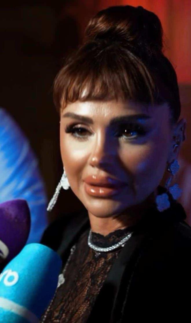 <strong>Siyah sa�lar� ve kahk�lleriyle �ok be�enilen �nl� �ark�c�n�n payla��m�, k�sa s�rede be�eni ve yorum ya�muruna tutuldu.</strong>