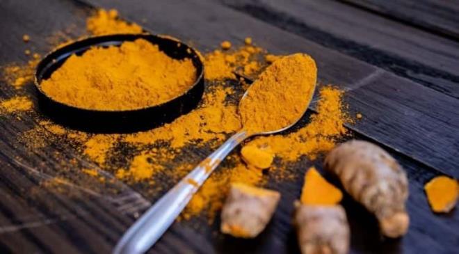 <p><span><strong>ZENCEF�L VE ZERDE�AL</strong></span></p>    <p><strong>Sar�msa��n yan� s�ra zencefil ve zerde�al da akci�er sa�l��� i�in olduk�a faydal� iki besin. "Anti-inflamatuar" (iltihap kar��t�) �zellik ta��yan bu ikili, d�zenli t�ketildi�inde hem akci�erleri temizliyor hem de koruyuculu�unu s�rd�r�yor.</strong></p>