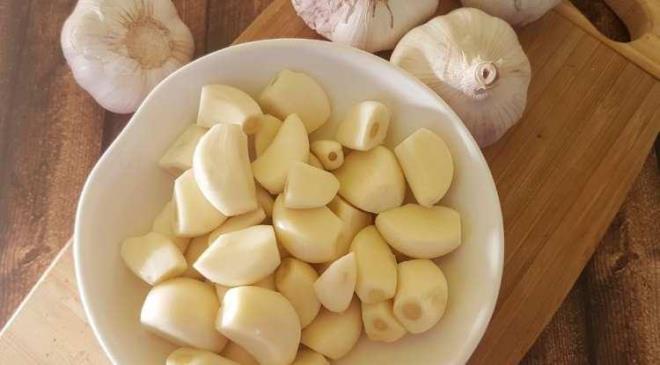 <strong>Akci�erlerdeki enfeksiyonlarla sava�an en g��l� do�al bile�ikleri i�eren bu e�siz lezzet, iltihab� azaltarak daha rahat nefes almaya olanak tan�r. Ayr�ca sar�msak, kronik �ks�r�k gibi hastal�klara kar�� itici bir g�� olu�turur.</strong>