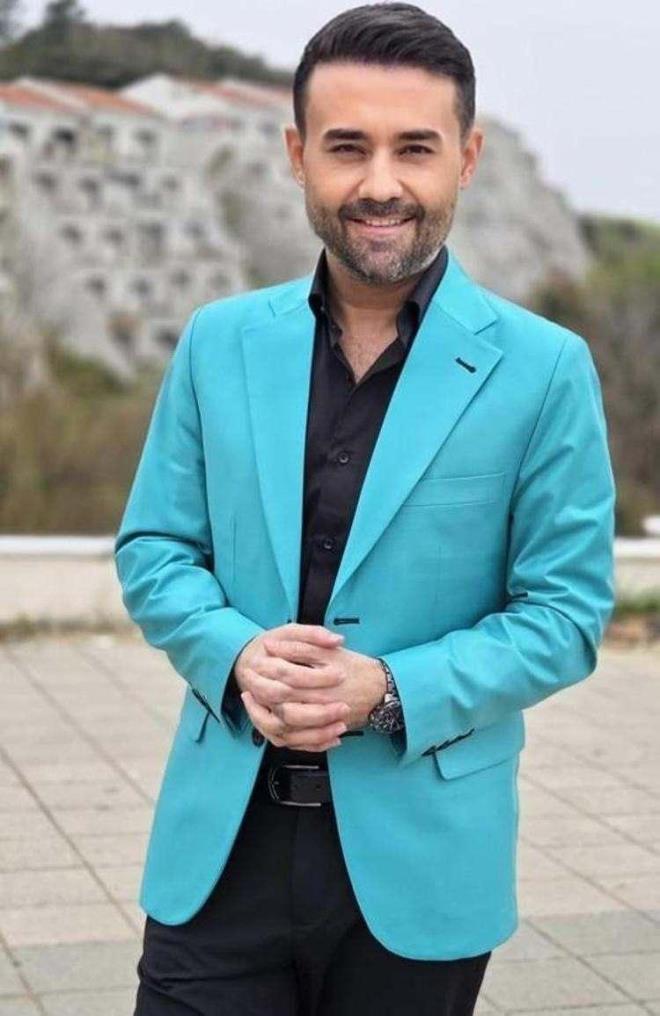 <p><span><strong>"HALKIN OLDU�U HER YERDE SAHNE ALIRIM"</strong></span></p>    <p><strong>Haks�zl��a u�rad���n� s�zlerine ekleyen K���k �bo, "��nk� orada bir a�a��lama vard�. Ben halk�n oldu�u her yerde sahne al�r�m, bundan utanmam. Ama "d��t�" kelimesi �ok ba�ka bir �ey. Yaz�lan rakam benim orkestramdaki tek bir m�zisyenin g�nl�k ald��� �cret bile de�il. Avrupa'da b�y�k sahnelerim var, T�rkiye'de konserlerim var. Bu bana yap�lm�� b�y�k bir haks�zl�k." �eklinde konu�tu.</strong></p>