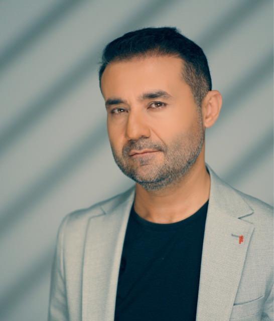 <p><span><strong>"HABERLER BEN� �OK YARALADI"</strong></span></p>    <p><strong>"Ci�ercilere d��t�" ifadelerine �ok k�r�ld���n� dile getiren �nl� isim, ��yle konu�tu:</strong></p>    <p><strong>"K�zmaktan �ok i�erledim. Yaz�lanlar do�ru de�ildi. "Ci�ercilere d��t�", "5 bin liraya sahne al�yor" gibi ifadeler kullan�ld�.</strong></p>