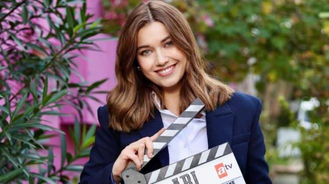 <p><span><strong>BABASIYLA YILLAR SONRA BARI�TI</strong></span></p>    <p><strong>13 ya��ndan beri babAs�yla g�r��medi�i bilinen �nl� oyuncu, y�llar sonra&nbsp;</strong><strong><span style="color:rgb(128, 0, 128)">U�ur Sara�o�lu'na zeytindal� uzatt�.</span>&nbsp;�kili aras�ndaki k�sl�k sona ererken, Sara�o�lu o anlar� sosyal medya hesab�ndan payla�t�.</strong></p>