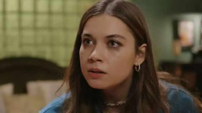 <p><span><strong>"�ZER�MDE H��B�R EME�� YOK"</strong></span></p>    <p><strong>Oyuncu daha �nceki r�portaj�nda <span style="color:#800080"><em>"Annemle babam ben k���kken ayr�ld�. Babamla iki kez g�r��t�m ve bir daha hi� haber alamad�m. Art�k onunla g�r��mem, ​��nk� �zerimde hi� eme�i yok. Babas�z b�y�meyi en iyi ben anlar�m"</em></span> dedi�i s�zler&nbsp;hat�rlan�rken, baba ile k�z�n bar��mas� sevenlerini mutlu etti.</strong></p>