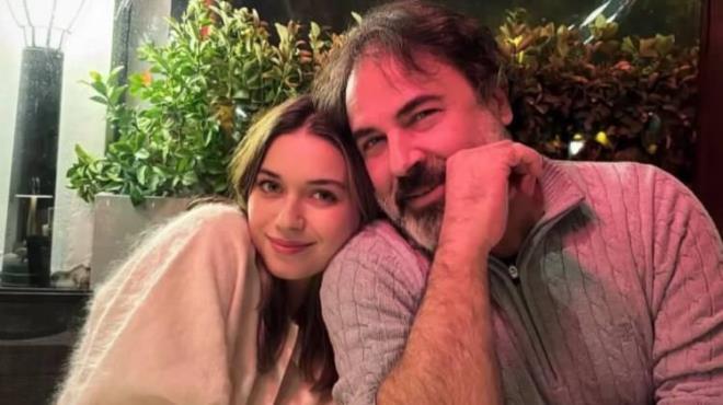 <p><span><strong>"DNA �K�Z�M"</strong></span></p>    <p><strong>Afra Sara�o�lu'nun babas� U�ur Sara�o�lu, k�z�yla payla�t��� foto�rafa <span style="color:#800080">"DNA&nbsp; �kizim"</span> notunu d��t�.</strong></p>