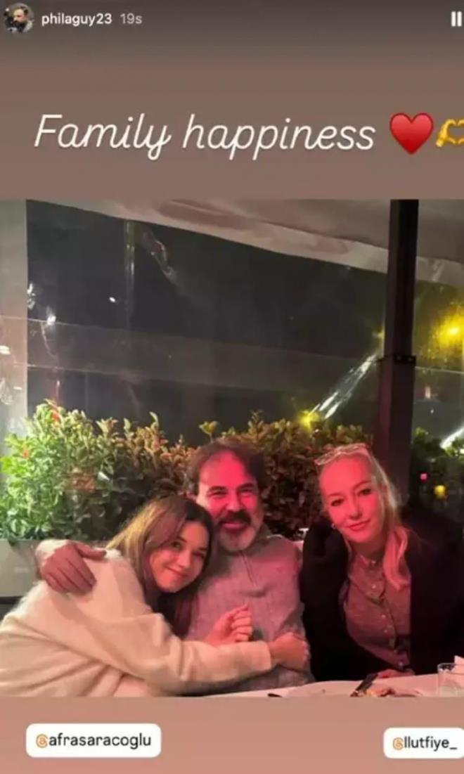 <p><span><strong>"FAM�LY HAPP�NESS"</strong></span><strong><em><span style="color:#800080">​</span></em></strong></p>    <p><strong>Son olarak U�ur Sara�o�lu, Instagram hikayesinde "Family Happiness" notuyla eski e�i L�tfiye Han�m ve k�z� Afra ile verdi�i mutlu aile pozuna de yer verdi.</strong></p>