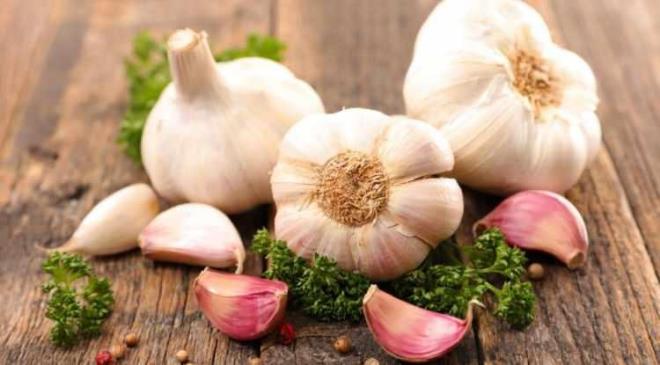 <p><span><strong>SO�AN VE SARIMSAK</strong></span></p>    <p><strong>Do�al bir iltihap s�k�c� olan so�an ve sar�msak, b�brekler i�in�"do�al birer koruyucu" niteli�inde. �zellikle b�brekler i�in tuzun b�y�k bir d��man oldu�unu g�z �n�nde bulundurursak sar�msak ve so�an� yemeklere ekleyerek lezzet katabilir ve b�breklerin y�k�n� hafifletiriz.</strong></p>