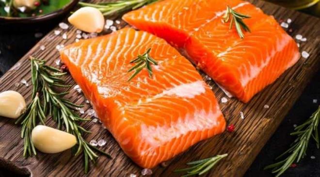 <p><span><strong>BALIK</strong></span></p>    <p><strong>Somon, ton bal��� ve sardalya gibi ya�l� bal�klar, b�breklerin en b�y�k d��manlar�ndan biri olan kronik iltihaplanma ile sava�mada olduk�a �nemli bir rol �stlenir. Y�ksek oranda Omega-3 i�eren bal�k, ayn� zamanda&nbsp;damarlar�n elastikiyetini korur,&nbsp;"temiz" bir protein kayna��d�r.</strong></p>