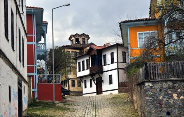 "Mmknl Kasabas" reklamyla yldz parlayan, tarihi evlerin onarlmasyla adeta yeniden doan, uluslar aras sakin ehir ana dahil edilen ve son olarak da Avrupal Sekin Destinasyonlar Projesi kapsamnda Trkiye Ulusal Destinasyonu' olarak belirlenen Tarakl, imdi turizmin gzdesi haline geldi. Mmknl, bayramda da ziyareti aknna urad.