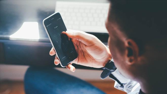 <p><strong>0-3 YA� D�NEM�NE D�KKAT �EK�LD�</strong></p><p>Platformun "Ekran s�resi: Sa�l�kl� Kullan�m �nerileri" b�l�m�nde, ekran kullan�m�n�n �ocuklar�n geli�im s�re�lerini olumsuz etkileyebilece�i belirtildi. Bu nedenle ya�a uygun s�relerin belirlenmesi ve kontroll� kullan�m�n sa�lanmas� gerekti�i vurguland�.</p>