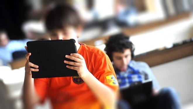 <p><strong>3-6 YA� ARALI�INDA KADEMEL� S�RE ARTI�I �NER�L�YOR</strong></p><p>Platformda, 3-6 ya� aras� �ocuklarda ekran s�resinin s�n�rland�r�lmas� ve ya� ilerledik�e s�renin kademeli olarak art�r�lmas� tavsiye edildi.</p>