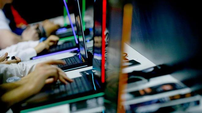 <p><strong>D�J�TAL R�SKLERE KAR�I B�LG�LEND�RME �ALI�MALARI S�R�YOR</strong></p><p>Bakanl�ktan yap�lan a��klamada, �ocuklar�n dijital ortamlarda kar��la�abilece�i riskler ve bu risklere kar�� al�nabilecek �nlemler konusunda hem ebeveynlerin hem de toplumun bilgilendirilmesine y�nelik �al��malar�n devam etti�i aktar�ld�.</p>