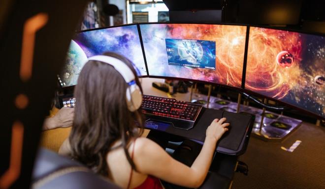 <p><strong>YA�A G�RE G�NL�K EKRAN S�RES� SINIRLARI A�IKLANDI</strong></p><p>Aile ve Sosyal Hizmetler Bakanl��� taraf�ndan, �ocuklar�n dijital ortamlardaki risklerden korunmas� ve ebeveynlere yol g�sterilmesi amac�yla haz�rlanan "�ocuklar G�vende" dijital platformunda ekran kullan�m s�relerine ili�kin �nerilere yer verildi.</p>