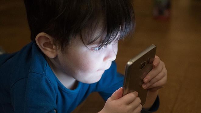 Ekran s�resi sona erdi�inde �ocuklar�n duygular�na empatiyle yakla��lmas� ve dikkatlerinin farkl� aktivitelere y�nlendirilmesi gerekti�i kaydedildi. Ebeveyn rehberli�i ile �ocuklar�n ekran al��kanl�klar�n�n sa�l�kl� �ekilde y�netilebilece�i, kontroll� ekran kullan�m�n�n �ocuklar�n dijital d�nyan�n faydalar�ndan yararlan�rken risklerden korunmas�na katk� sa�layaca�� belirtildi.