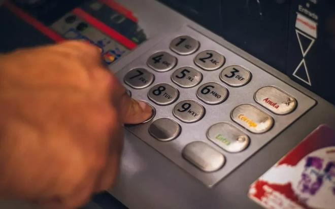 Kredi kart� sahiplerini ilgilendiren kritik tarih yakla��yor. BDDK'n�n ocak sonunda ald��� karar do�rultusunda, 15 �ubat itibar�yla kart limitlerinde yeni d�nem ba�l�yor. Bankalar bu tarihe kadar limitleri yeniden belirleyecek.