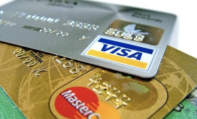 <p>NTV'de yer alan habere g�re;&nbsp;bu ifade, bir ki�inin iki ve �� ayr� bankadan, toplam 600 bin liral�k kredi kart� limitine sahip olmas� durumunda, 400 bin liral�k s�n�r� a�t��� anlam�na geliyor. Bu durumda bu kart� sahibi 400 bin liral�k istisna maddesinden yararlanamayacak. &nbsp;</p>  <p>Kredi kartlar�n�n toplam limiti 400 bini ge�meyen m��teri limiti ise azalmayacak. &nbsp;</p>  <p>Ancak 400 bin liran�n biraz �st�nde limiti olan b�t�n kartlar�n limitinin d��me ihtimali var. </p>