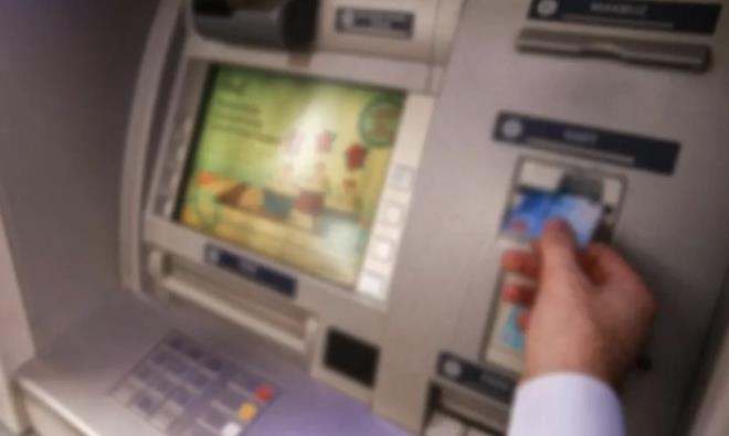 400 B�N TL DETAYI      <br>  �lk limit azaltmas� �al��mas�nda, limiti 400 bin liraya kadar olan kartlar dikkate al�nmayacak. Yani 400 bin lira limiti olan kart sahibinin limiti devam edecek. Ancak, bu limit sahip oldu�u b�t�n kredi kartlar�n�n toplam limiti olmak zorunda. BDDK karar�nda "Karar tarihi itibar�yla kart ��karan kurulu�lardan temin edilen toplam kredi kart� limiti 400 bin lira" ifadesiyle, bir ki�iye ait b�t�n kredi kartlar�n�n toplam�n�n limit azaltma �al��mas�nda esas al�nmas�n� istedi.