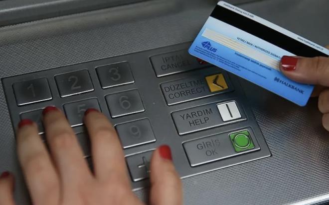 <p>Limit d����� ihtimali g�ndemdeyken, kart sahipleri i�in tamamen kap�lar kapanm�yor: �artlar� sa�layanlar i�in yeniden limit art�r�m� da m�mk�n olacak.</p>  <p>��te kredi kartlar�nda yeni d�nemin t�m detaylar�!</p>