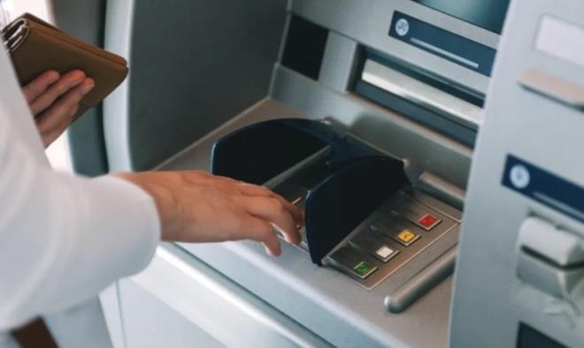 <p><span style="font-size: 14px;">15 �UBAT'TA L�M�T AZALMASI&nbsp;</span></p>  <p>Limiti 400 bin lira �st� olan b�t�n kredi kartlar�nda da 15 �ubat itibariyle limit azaltmas� ya�anabilir. &nbsp;�rne�in kredi kart� limiti 450 bin lira olan bir kart sahibi, 2025 y�l� boyunca toplam 200 bin lira harcama yapt�ysa, kullan�labilir limiti y�l boyu ortalamas�na g�re, 250 bin lira kalm�� say�lacak ve bu 250 bin liran�n yar�s� kadar indirime gidilecek.&nbsp;</p>  <p>Bu durumda 450 bin lira olan kart limiti 2026 y�l� i�in, 450 bin liral�k limitten 125 bin lira eksiltme yap�lacak ve kredi kart� limiti 325 bin lira olacak.&nbsp;</p>  <p><span style="font-size: 14px;">HESAP KES�M TAR�H�NE D�KKAT&nbsp;</span></p>  <p>Bu kart sahibi de kredi kart�n� limiti 400 bin liraya ��kartma hakk�na sahip ve ba�vurusu sonras�nda bankas� 400 bin liral�k limit tan�mlayabilir. &nbsp; &nbsp; &nbsp;&nbsp;</p>  <p>�rne�in 600 bin lira limitli bir kartta, 2025 y�l� boyunca 400 bin lira toplam harcama yap�ld�ysa, kalan bo�taki 200 bin lira limitin y�zde 50'si olan 100 bin lira silinecek ve kredi kart�n�n toplam limiti 500 bin lira olacak. &nbsp; &nbsp;&nbsp;</p>