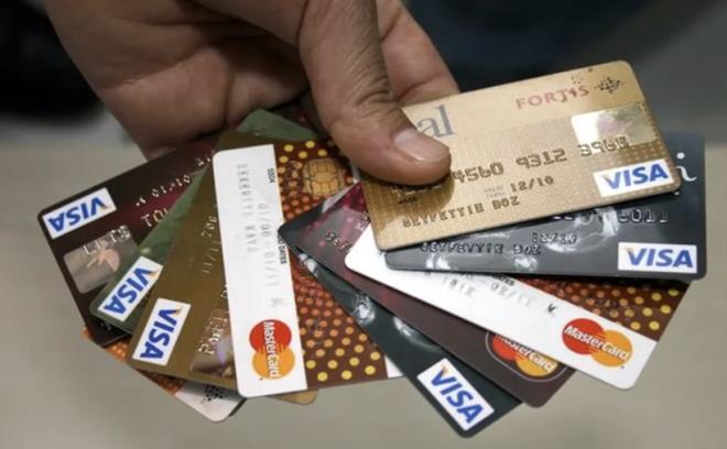 <p><span>L�M�T KONUSUNDA �ST�SNA VAR MI?</span></p>  <p>BDDK karar�nda, 400 bin lira ve 400 bin liran�n alt�na d��en kart limitleri konusunda istisna var. &nbsp; &nbsp; &nbsp;</p>  <p>Bankalar�n, 15 �ubat'a kadar yapt��� limit azaltmas� �al��mas� sonras�nda, bir ki�iye ait, kredi kart� veya kartlar�n�n yeni kredi limiti ortaya ��km�� olacak. Bu yeni limit, b�t�n bankalardan ald��� kredi kartlar�n�n toplam limiti 400 bin lira veya alt�nda bir rakam olarak ortaya ��karsa, 15 �ubat sonras� limit art�r�m taleplerinde, yani 400 bin liraya kadar limit talep edilirse, m��terinin ayl�k veya y�ll�k ortalama geliri dikkate al�nmayacak.</p>