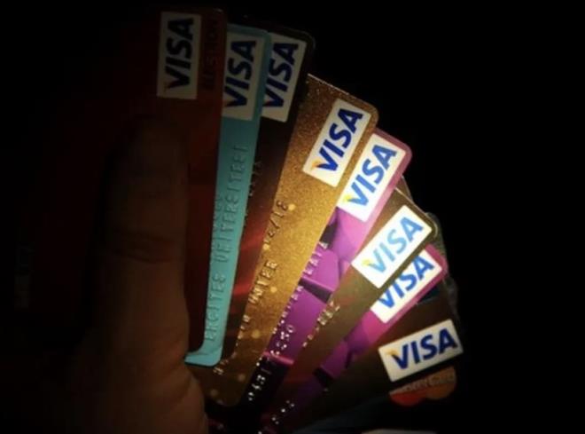 KR�T�K TAR�H 15 �UBAT  <br>  BDDK'n�n ocak ay� sonunda ald��� kararlar�n ard�ndan bankalara yeni kredi kart� limitlerini belirleme i�in 15 �ubat'a kadar s�re verildi.  <br>  15 �ubat'a kadar yap�lacak �al��ma s�ras�nda, yani limit azaltmas� yap�l�rken, bir ki�iye ait b�t�n kartlar�n toplam limiti esas al�nacak. BDKK karar�na g�re limit belirlenmesinde 2025 y�l� sonuna kadar yap�lm�� kredi kart� harcamalar� dikkate al�nacak.