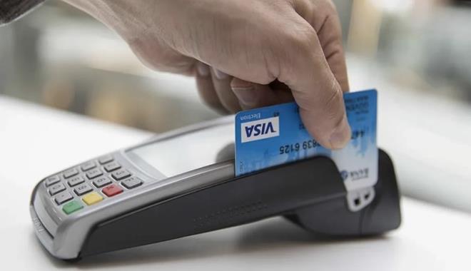 TEKRAR BELGE �STENECEK M�?  <br>  �rne�in, bir kart sahibi, 15 �ubat sonras� toplam kart limiti 300 bin liraya d��erse, 15 �ubat sonras�nda 400 bin liraya kadar limit art��� talebinde bulunabilecek. Kart sahibinin bu talebi i�in gelir durumu yeniden dikkate al�nmayacak, limiti bankaca 400 bine ��kart�lacak. Banka bu limit art�r�m�nda yine m��terinin ba�ka bankaya ait kredi kartlar�n�n limiti de dikkate almak zorunda. Yani bir banka kendi verdi�i kart�n limitine bakarak 400 liral�k limit tan�m� yapamayacak. 400 bin lira �st� limit istendi�inde veya bu limitin �st�ne ��k�ld���nda ise resmi gelir belgeleri istenecek.