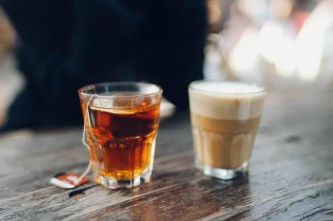 <p><span style="color:#B22222"><strong>KOYU �AYA D�KKAT</strong></span></p>    <p>Ancak uzmanlar, koyu ve a��r� t�ketilen �ay�n da mide hassasiyetine yol a�abilece�i uyar�s�nda bulunuyor. Sabah saatlerinde a��k �ay�n tercih edilmesi ve �l��n�n ka��r�lmamas� gerekti�ine konusunda uyar�da bulunuyor.&nbsp;</p>