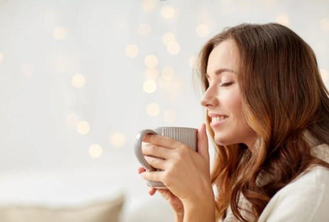 Sabah rutininin vazge�ilmezi olan �ay ve kahve, hangi saatlerde ve nas�l t�ketilmesi gerekti�i konusunda uzmanlar� ikiye ay�r�yor. �zellikle mide rahats�zl�klar�n�n artmas�yla birlikte, g�ne hangi i�ecekle ba�lanmas�n�n daha sa�l�kl� oldu�u sorusu yeniden g�ndeme ta��nd�.