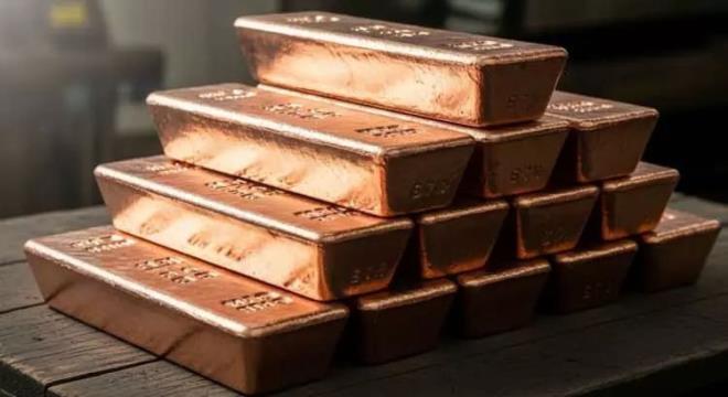 De�erli metallerdeki hareketlilik nitelikli olmayan metallere de s��rad�. Alt�n ve g�m��le birlikte bak�r fiyatlar� da h�zla y�kseldi. F�rsat��lar ortaya ��kt� ve 550 liral�k bak�r� 3 bin 500 liraya satmaya ba�lad�. Uzmanlar f�rsat��lardan 3 bin 500 liraya al�nan bak�rlar�n 550-600 liraya zor sat�laca��n� ifade etti.