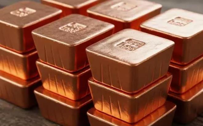 De�erli metallerdeki y�kseli� doland�r�c�lar� harekete ge�irdi. Merdiven alt� i�letmeler, hurda de�eri 550 lira olan bak�r� k�l�e yap�p 3 bin 500 liraya sat�yor. Uzmanlar "Bir sene bekleseniz bile zarar kapanmaz" diyerek uyard�.