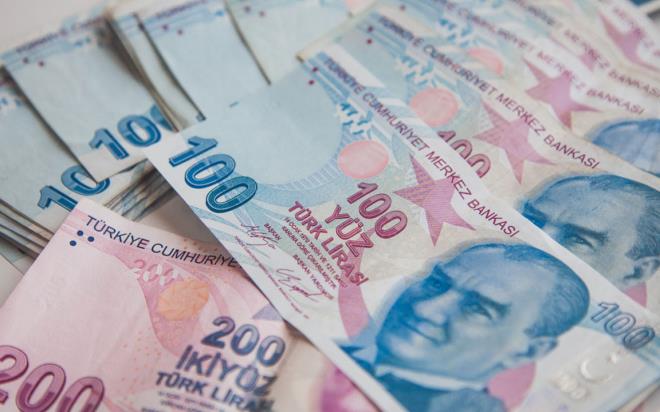 Kamuoyunda vatanda�l�k maa�� olarak bilinen Gelir Tamamlay�c� Aile Destek Sistemi ile geliri belirli e�ik de�erin alt�nda olan hanelere g�da, kira ve �s�nma gibi yard�mlar yap�lacak. Aile ve Sosyal Hizmetler ile Hazine ve Maliye bakanl�klar� yard�mlar ve gelirler �zerinde halihaz�rda inceleme ger�ekle�tiriyor. ��te vatanda�l�k maa��nda son geli�meler ve t�m kulis bilgileri...