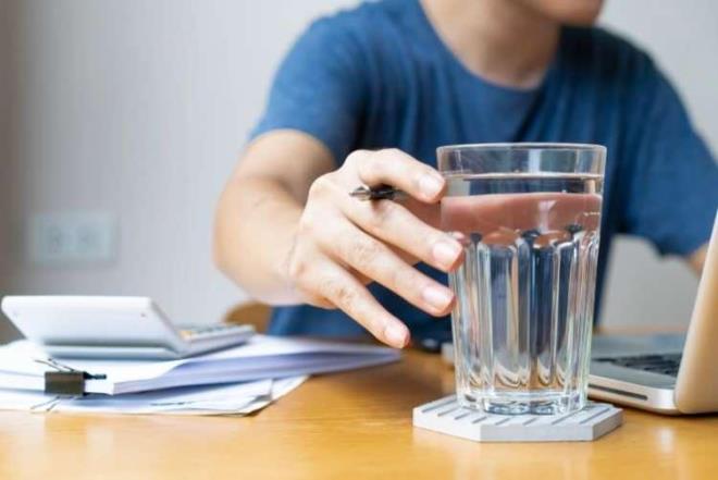 �zellikle ya�l�larda katabolizma baz� hormon dengelerinin de�i�mesi nedeniyle susama hissi azaltt���n� ifade eden ��men, <strong>"Yani ki�i susamad���n� d���nse bile v�cudu susuz kalm�� olabilir.</strong>